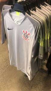 Detalhe verde em camisa do Corinthians revolta torcedores