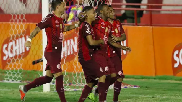 Náutico vence Sampaio de virada e segue vivo na Copa do Nordeste (Foto: Marlon Costa / Pernambuco Press)