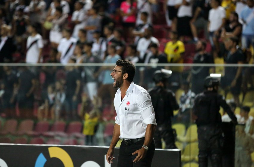 Valentim exalta evolução do Vasco e nega ‘jogo da afirmação’ contra o Flamengo