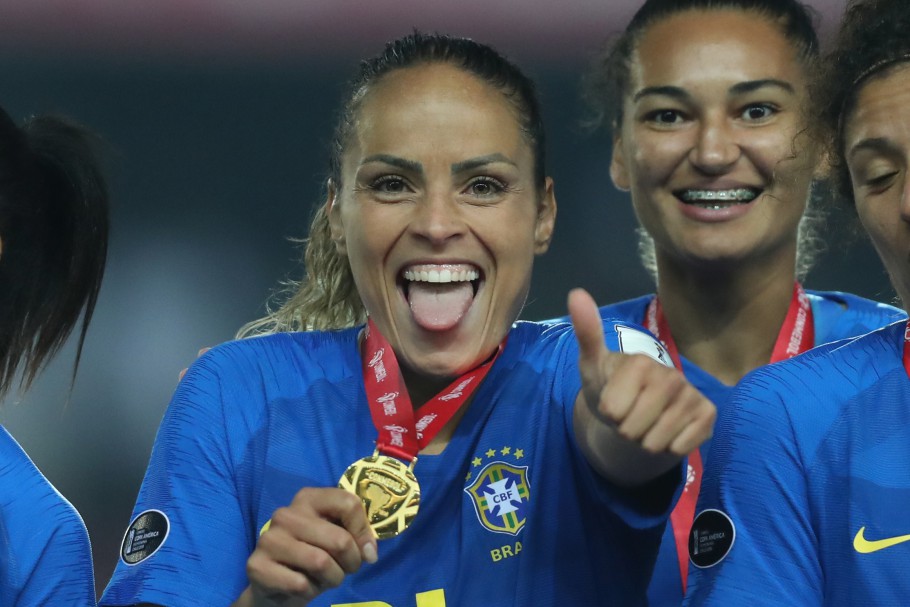 Com sete derrotas seguidas, seleção feminina de futebol perde rumo e status