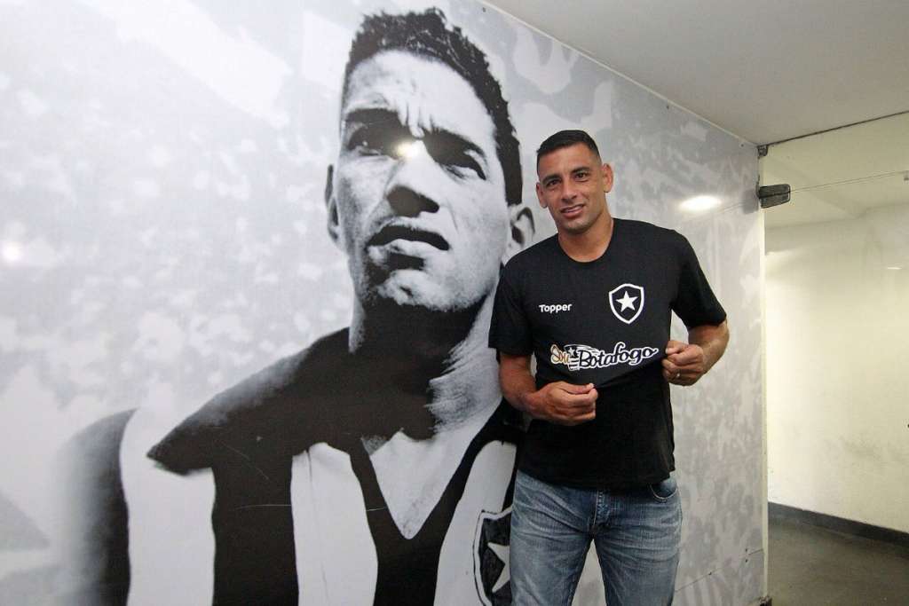 Diego Souza diz que Botafogo vai 'jogar de igual para igual' com qualquer time
