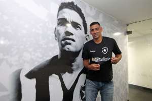 Carioca: Diego Souza diz que Botafogo vai 'jogar de igual para igual' com qualquer time