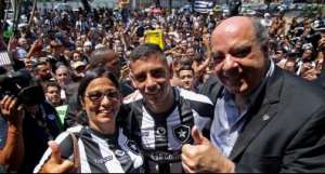 VEJA IMAGENS da chegada da nova estrela do Botafogo e o que ele pensa. Confira!