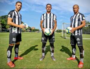 Santos lança segundo uniforme e estreará camisa no clássico contra o Corinthians