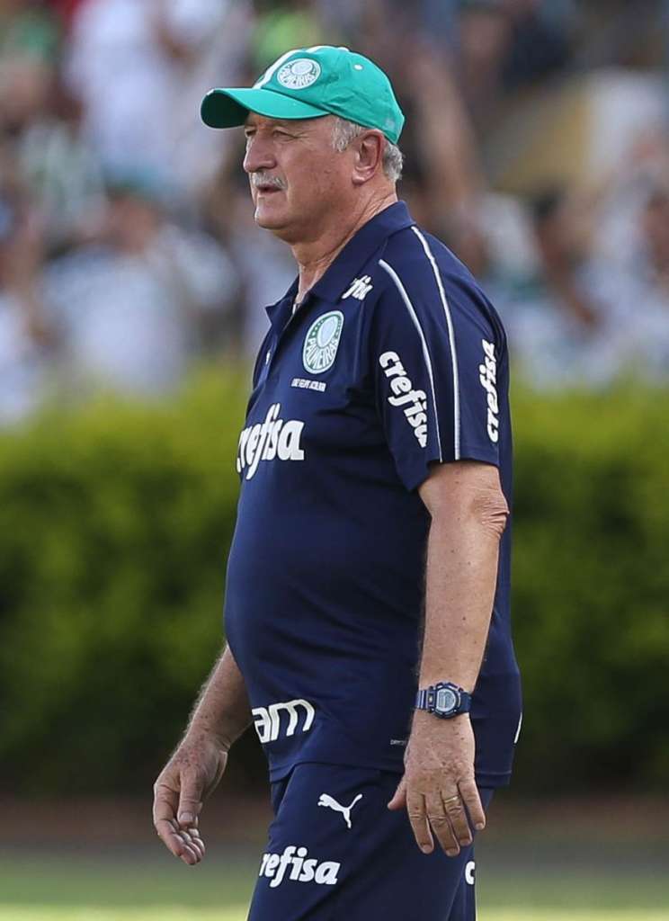 Insatisfeito com atuação, Felipão se irrita em coletiva após empate em Mirassol