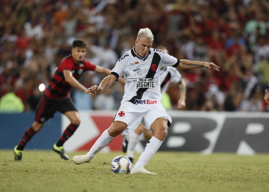 Máxi López marcou de pênalti no último lance e garantiu o empate por 1 a 1 no jogo entre Vasco e Flamengo.