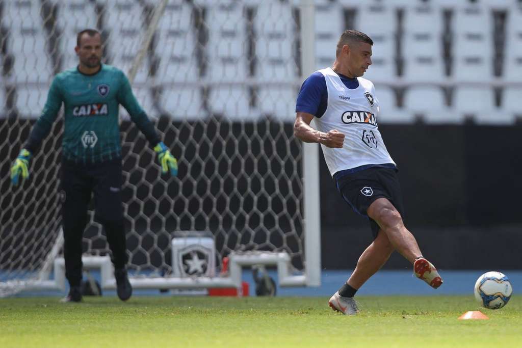 Diego Souza toma trote e faz primeiro treino como jogador do Botafogo