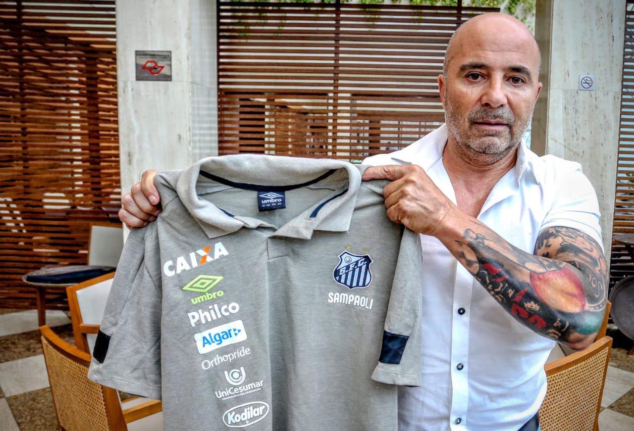 Com atraso nos pagamentos ao elenco, Sampaoli diz que devolveu salário ao Santos