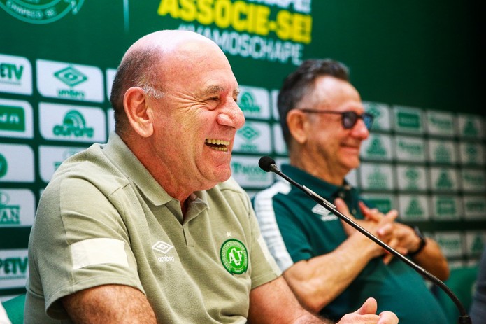 Chapecoense busca técnicos de rivais, mas tem dificuldade para fechar