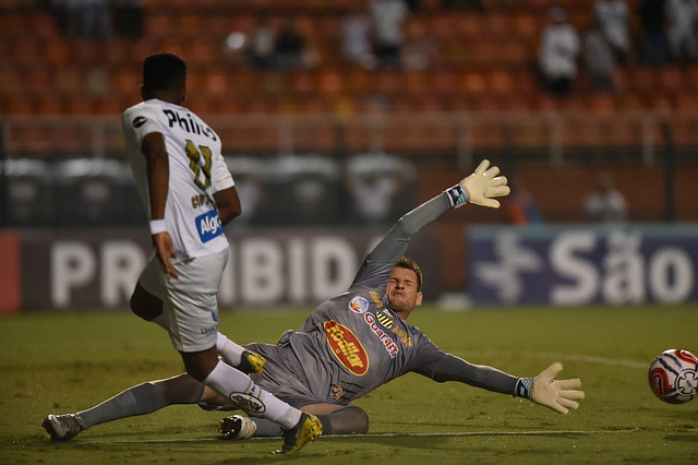 Dirigente do Santos promete pagar salários atrasados dos jogadores em 48 horas
