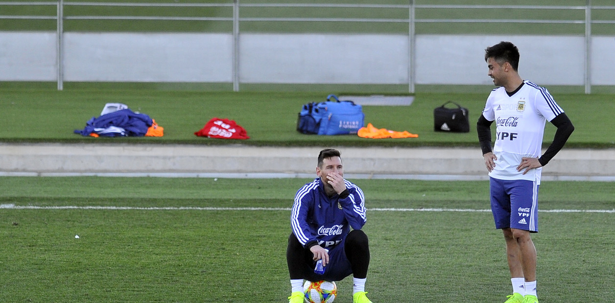 Na véspera do amistoso com Venezuela, Argentina festeja volta de craque do Barcelona