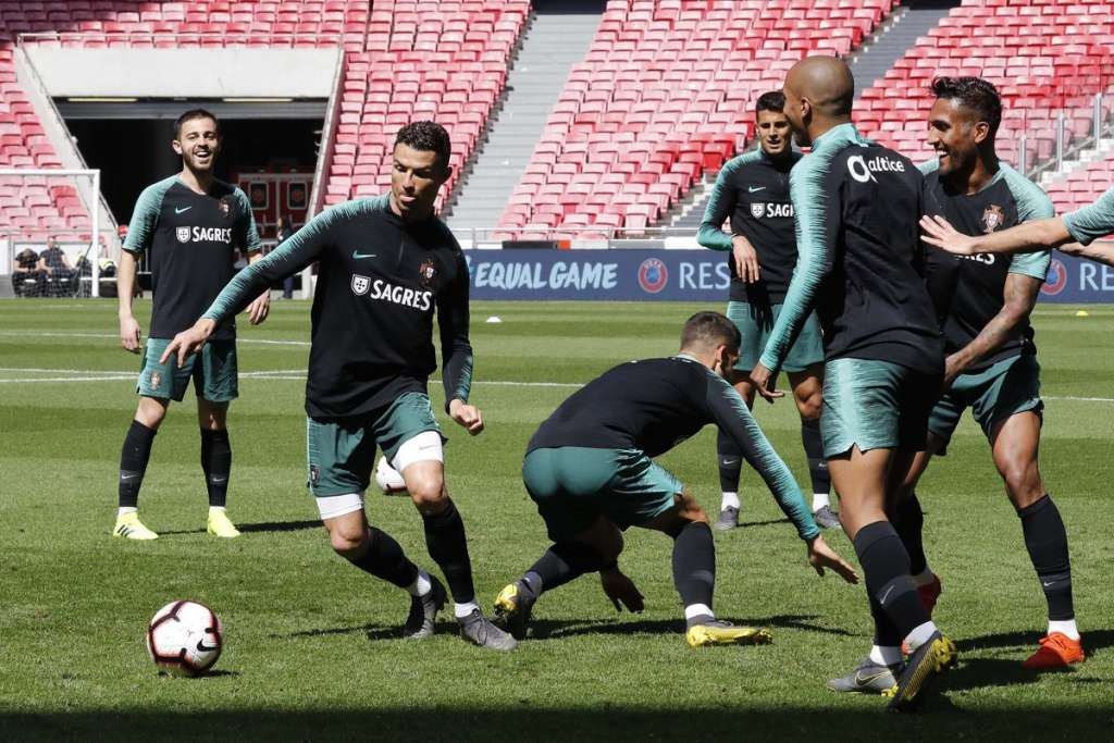 Fernando Santos assume favoritismo português em estreia