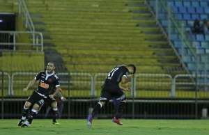 Carioca: Meia diz que tirou 'peso das costas' com gol e minimiza cobrança no Vasco