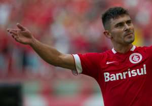 Meia Alex, ex-Inter e Corinthians, anuncia aposentadoria