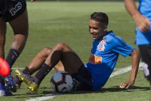 Corintiano Pedrinho ignora sondagem do Milan e diz que 'cabeça está nas decisões'