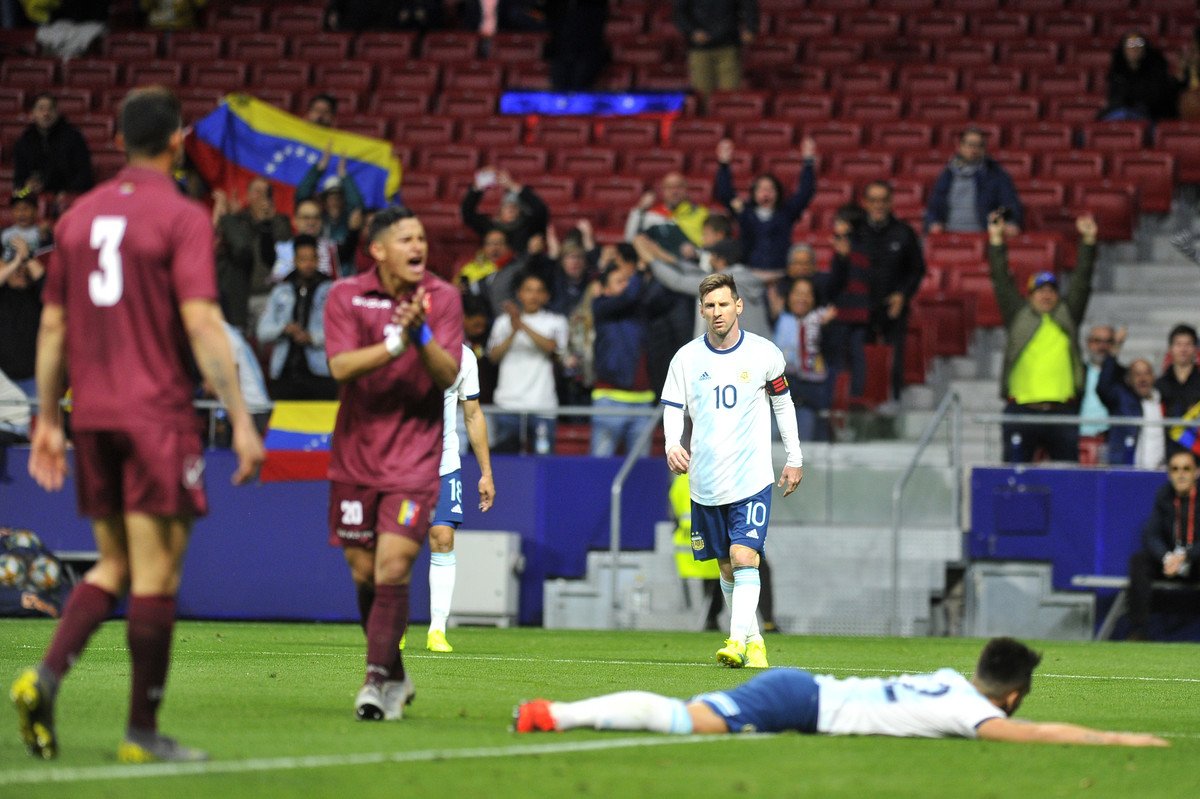 Messi sente dores no púbis em derrota e desfalca a Argentina diante do Marrocos