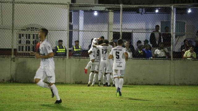 CAPIXABA: Mesmo sem Loco Abreu, Rio Branco sai na frente do Serra por vaga na semifinal