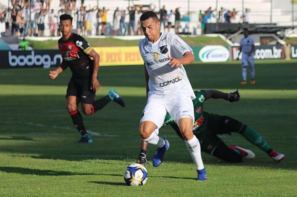 Anderson perdeu uma chance incrível para o ABC mesmo depois de ter passado pelo goleiro João Gabriel (Foto: Andrei Torres/ABC)
