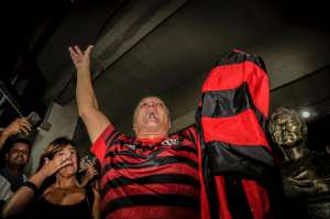 Carioca: Homenageado com busco, ídolo defende laterais do Flamengo