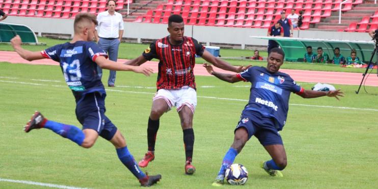 Moto Club e Fortaleza fizeram um jogo equilibrado no Castelão. Foto: Gaudêncio Carvalho - Moto Club