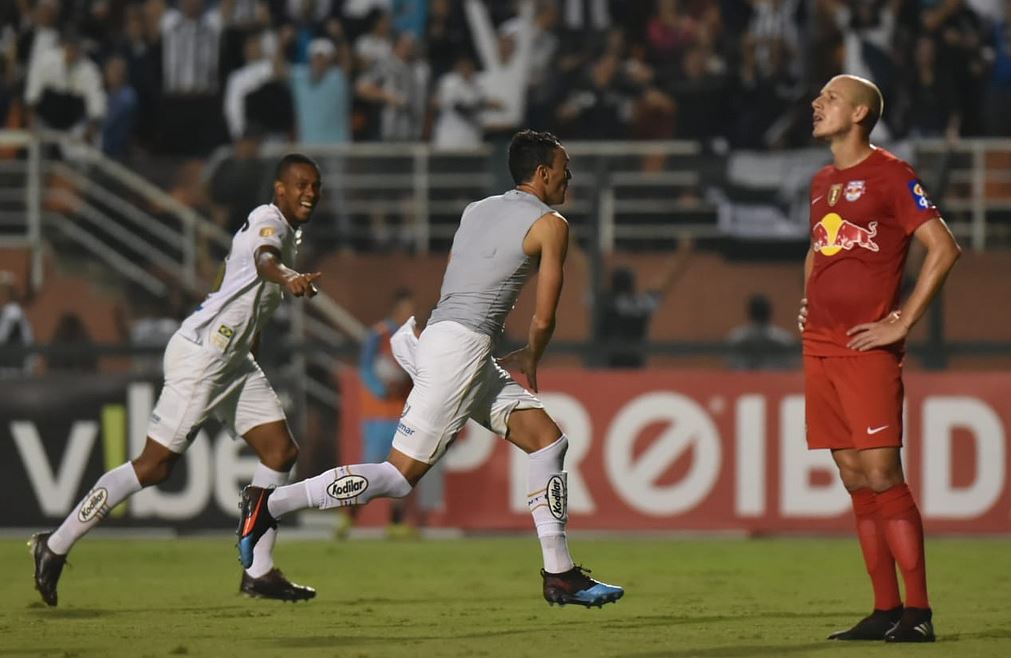O volante Diego Pituca comemora o segundo gol santista sobre o Red Bull Brasil (Foto: Ivan Storti/Santos FC)