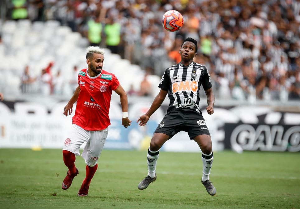 O equatoriano Cazares foi o grande destaque do jogo com dois gols marcados