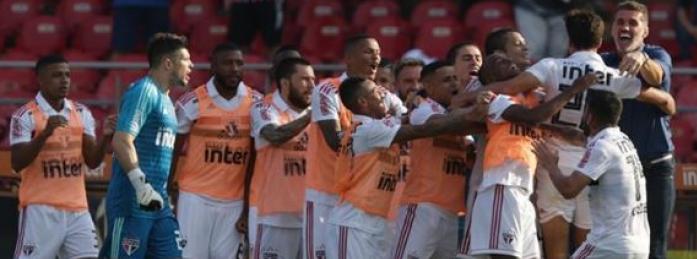Sãopaulinos comemoram gol ao lado do técnico Vagner Mancini, que acha ter recuperado confiança do time