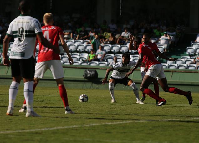PARANAENSE: Paraná salva Coritiba com gol relâmpago e 1º rebaixado é definido
