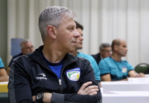 Chefe da arbitragem paulista vê espaço para melhora na agilidade do uso do VAR