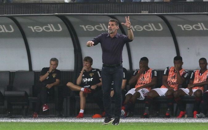 Chapecoense faz proposta generosa e pode ‘roubar’ técnico do São Paulo