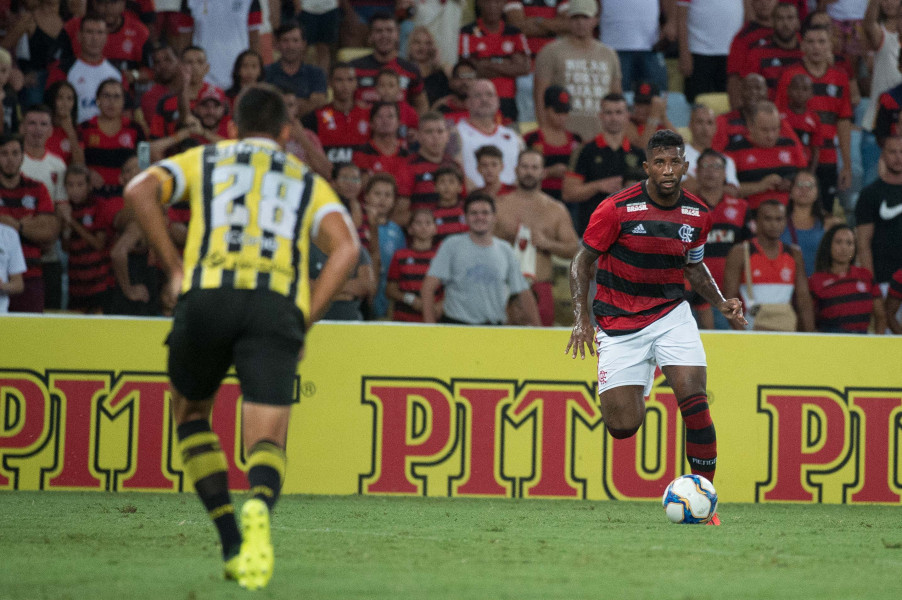 Em baixa no Flamengo, ex-lateral da Ponte interessa ao São Paulo