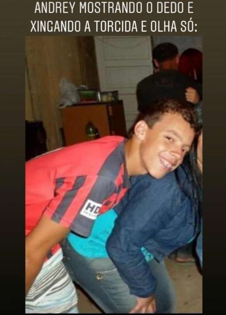 Essa é a foto de Andrey usando a camisa do Athletico ainda criança