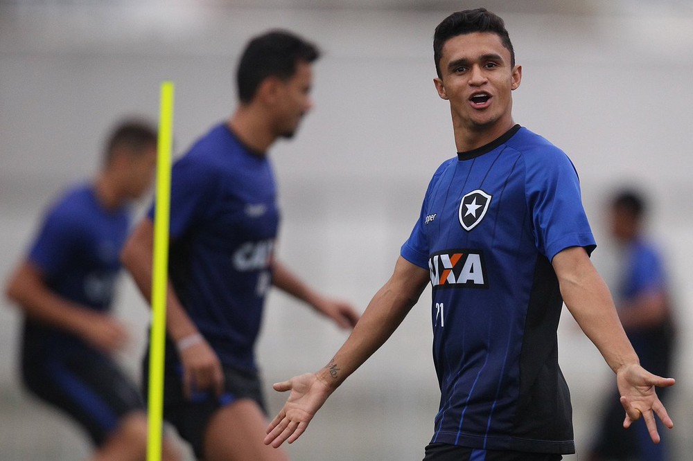 Carioca: Após eliminação precoce, atacante pede reação para time do Botafogo