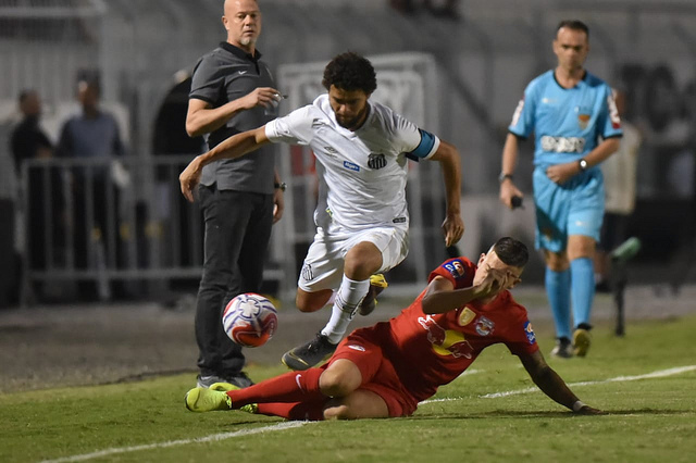 Victor Ferraz exalta postura e sistema defensivo do Santos após classificação