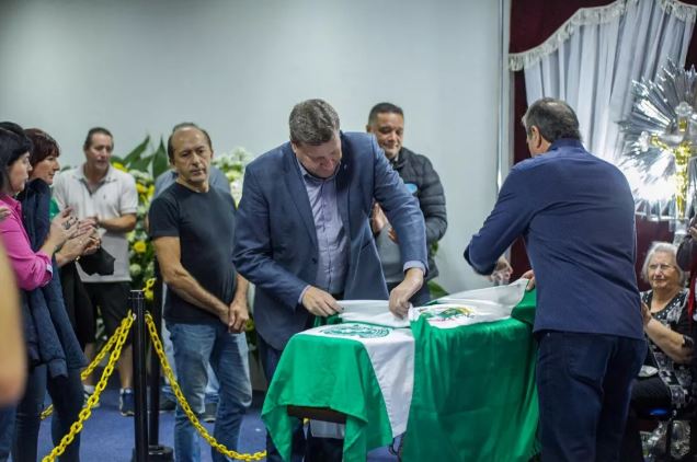 Com homenagens, corpo do jornalista Rafael Henzel é enterrado em Chapecó