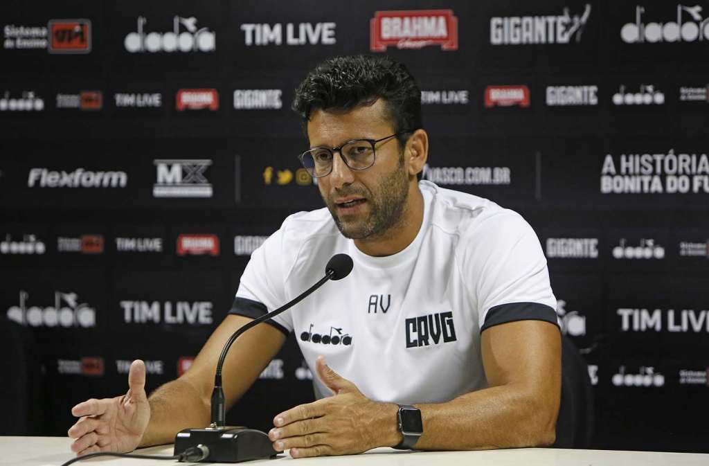 O técnico Alberto Valentim não fez mistério e confirmou o Vasco sem alterações