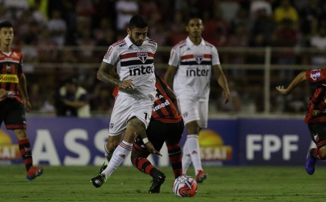 Herói do São Paulo festeja gol e classificação para semifinal do Paulistão