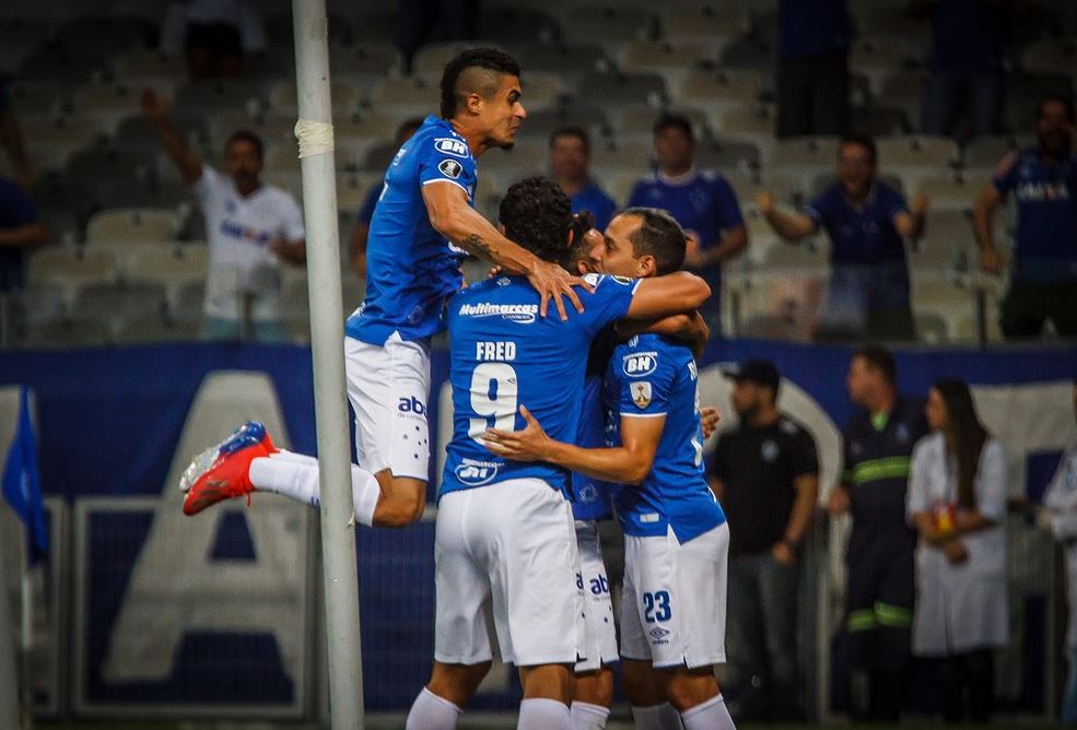 Jogadores do Cruzeiro comemoram gol marcado por Rodriguinho ainda no primeiro tempo