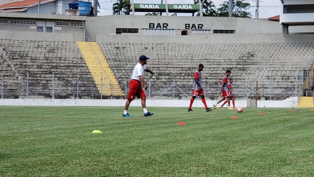 Roberval Davino prepara Capivariano e admite poupar pendurados (Foto: Tonny Machado/Raízes FM)