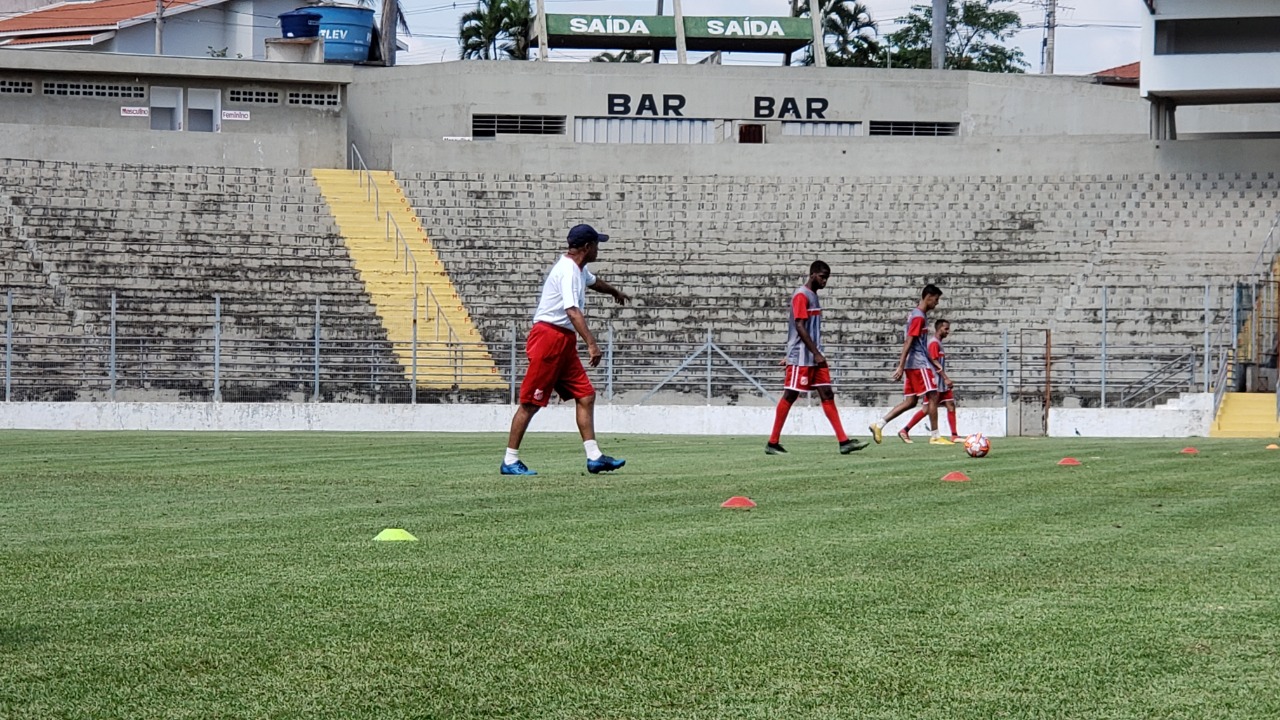 Paulista A3: Roberval Davino prepara Capivariano e admite poupar pendurados