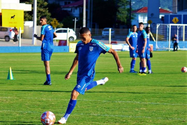 João Paulo quer manter a liderança para jogar diante da torcida - André Palma Ribeiro/Avaí F. C.