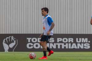 Fagner volta aos treinos do Corinthians após amistosos com a seleção brasileira