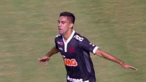 Com 16 anos de diferença, meia e volante se emocionam com classificação do Vasco