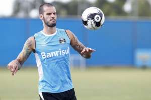 Ponte Preta estuda contratação de ex-zagueiro do Grêmio para Série B