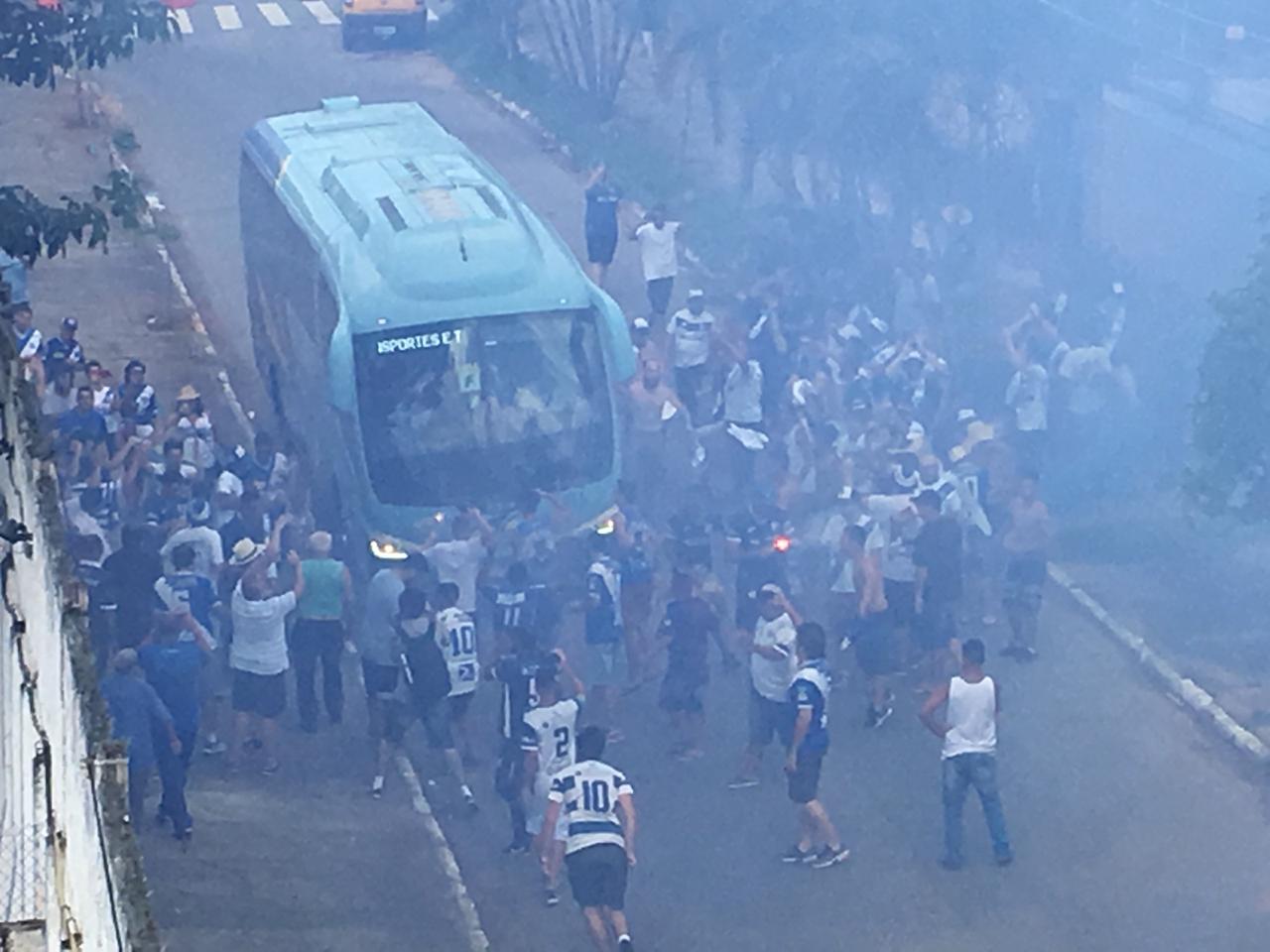 Paulista A2: Torcida do Taubaté faz a festa na chegada da delegação ao Joaquinzão
