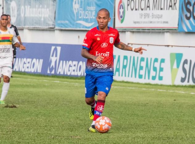 Avaí contrata volante de rival catarinense e tem interesse em mais um