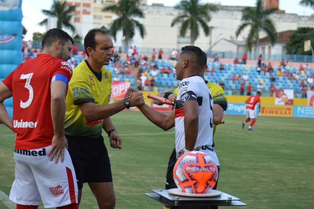 O árbitro André Luiz Castro vem recebendo ameaças de morte por parte de torcedores do Vila Nova (Foto: Paulo Marcos/Atlético Goianiense)