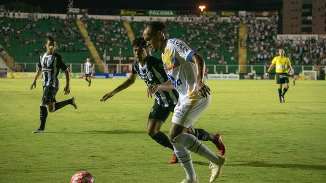 Catarinense: Ney Franco aprova estreia pela Chapecoense, mas fala em reforçar defesa