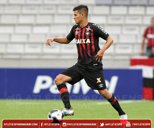 Gigante inglês estuda contratação de revelação do Athletico-PR