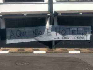 Torcida da Ponte protesta após vexame e pede saída de ex-meia do Guarani